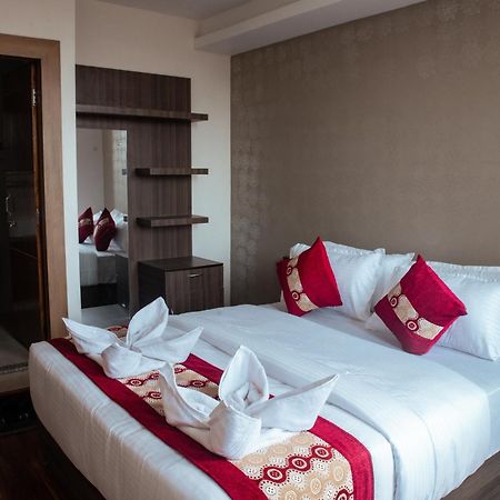 Kusum Airport Hotel カトマンズ エクステリア 写真