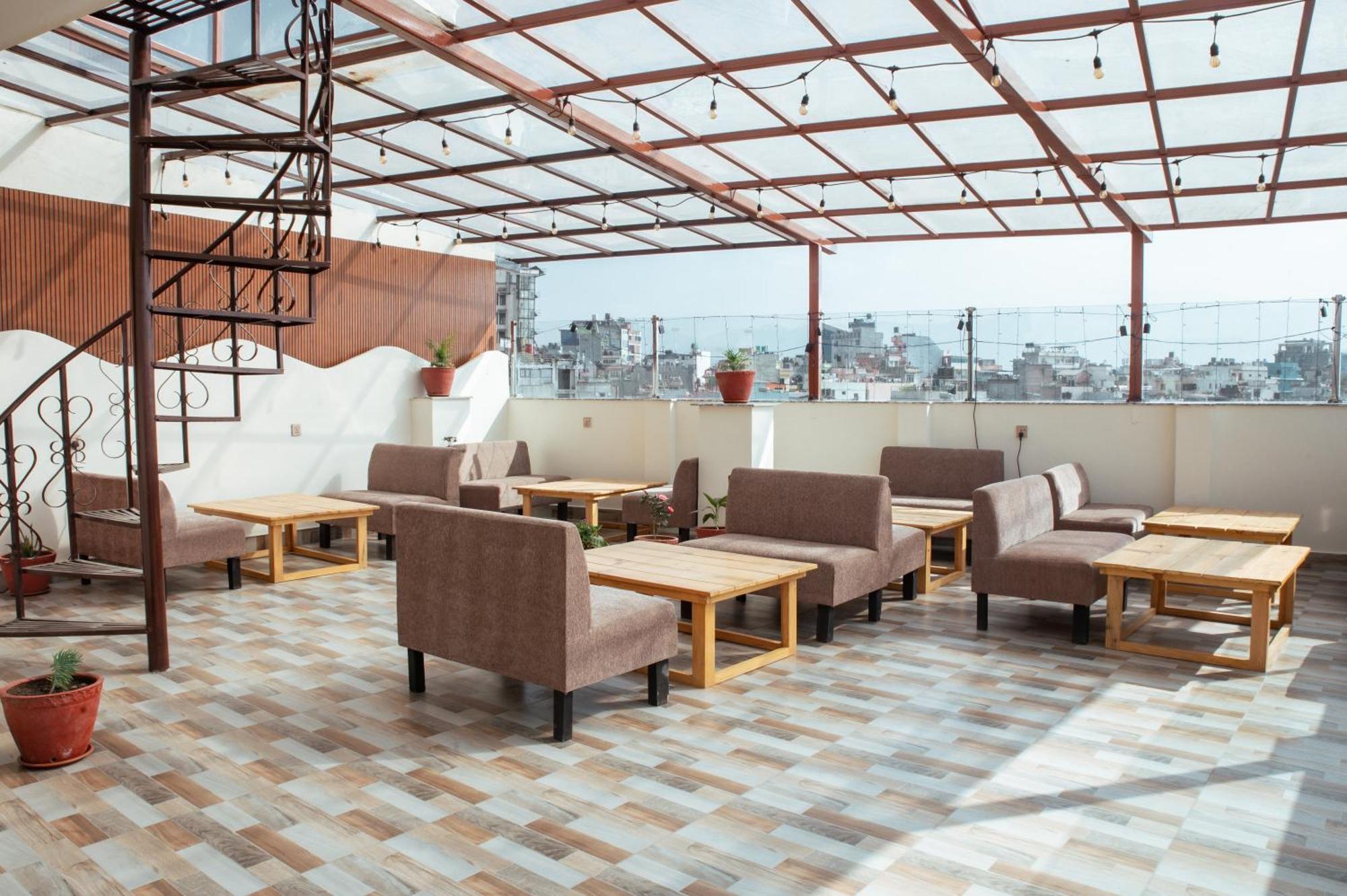 Kusum Airport Hotel カトマンズ エクステリア 写真