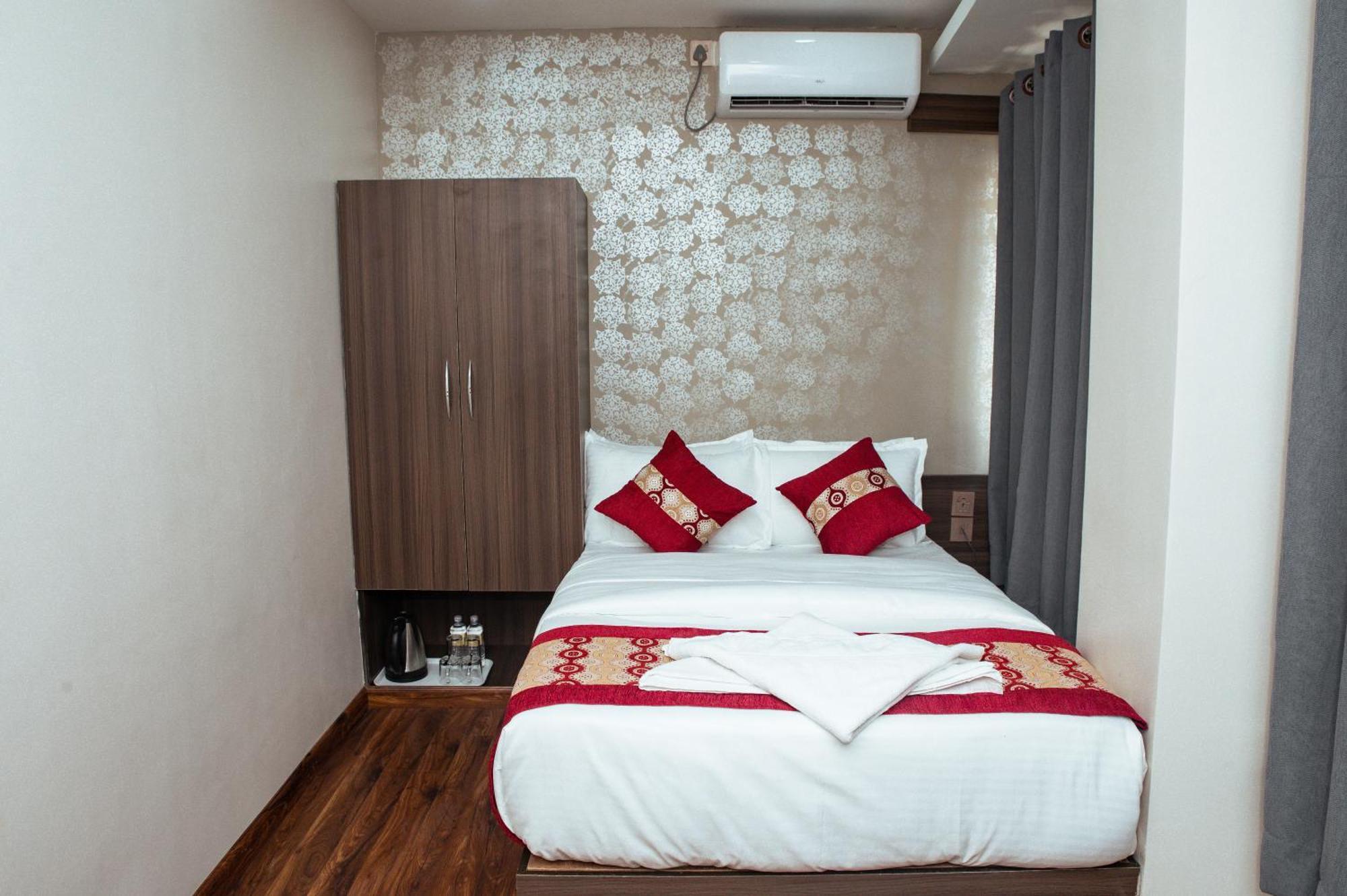 Kusum Airport Hotel カトマンズ エクステリア 写真